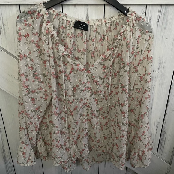 Beautiful blouse don’t like how it looks on me Barely used - Picture 2 of 2